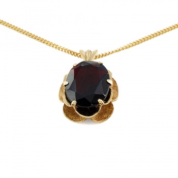 9ct gold Garnet Pendant with chain